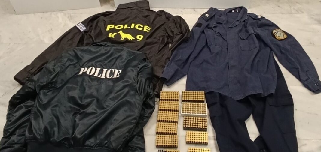 Χανιά: Εκατοντάδες σφαίρες και ρούχα με διακριτικά της ΕΛ.ΑΣ. και του Πολεμικού Ναυτικού είχε στο σπίτι του 53χρονος