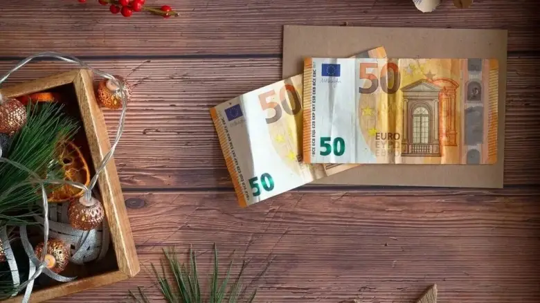 Δώρο Χριστουγέννων: Πώς υπολογίζεται για τους εργαζομένους του ιδιωτικού τομέα