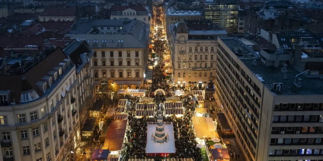 Politico: Η ακροδεξιά «κλέβει» τα Χριστούγεννα – Από γιορτή, έγινε πεδίο πολιτικής αντιπαράθεσης, τι συμβαίνει