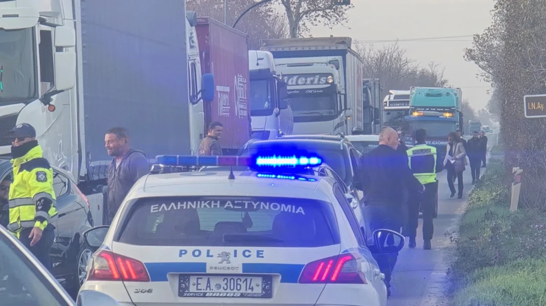 Ουρές χιλιομέτρων με αυτοκίνητα σε Λάρισα και Ριτσώνα οι αγρότες έκλεισαν παραδρόμους της Εθνικής Οδού