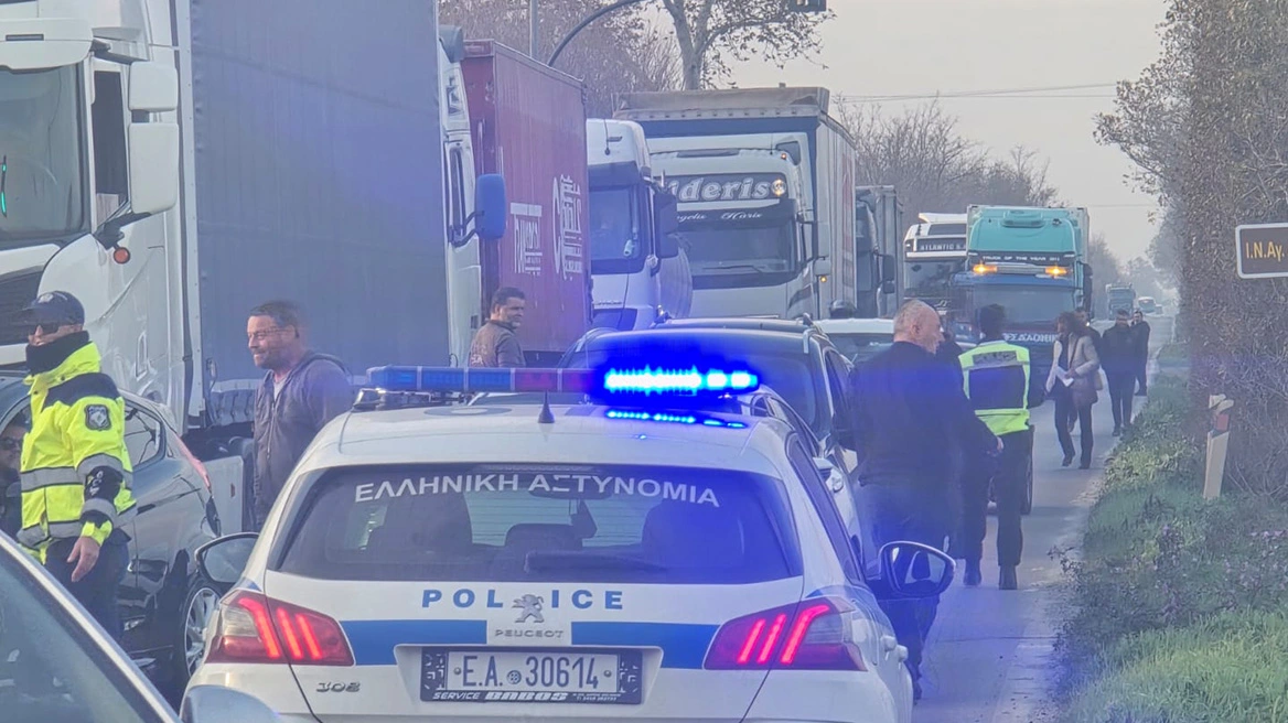 Ουρές χιλιομέτρων με αυτοκίνητα σε Λάρισα και Ριτσώνα οι αγρότες έκλεισαν παραδρόμους της Εθνικής Οδού