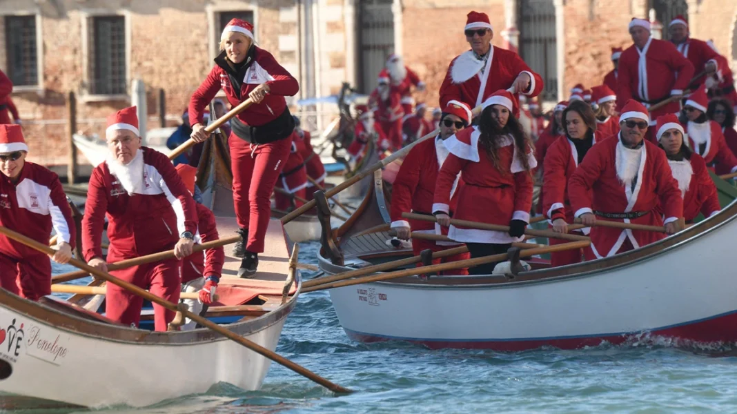 Εκατοντάδες Άγιοι Βασίληδες με γόνδολες πλημμύρισαν το Μεγάλο Κανάλι της Βενετίας (βίντεο)