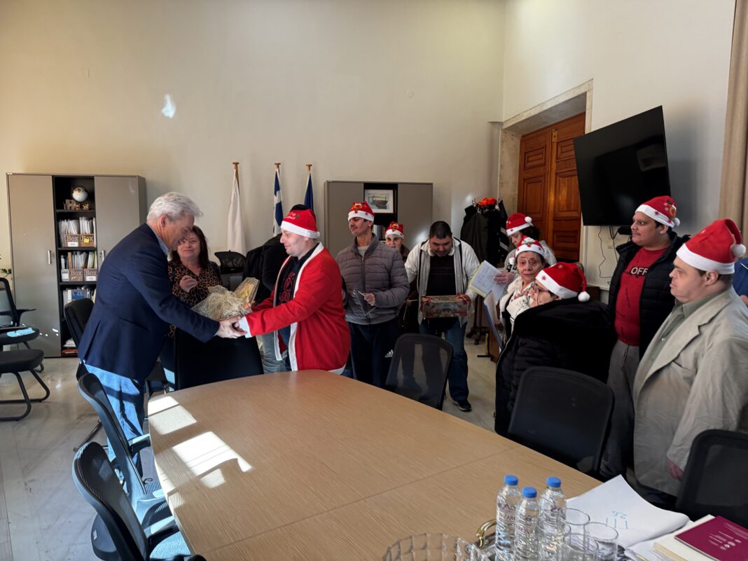 Ευχές και κάλαντα στο Δήμαρχο Ηρακλείου από τα μέλη του Κέντρου Ειδικών Παιδιών «Άγιος Σπυρίδων»