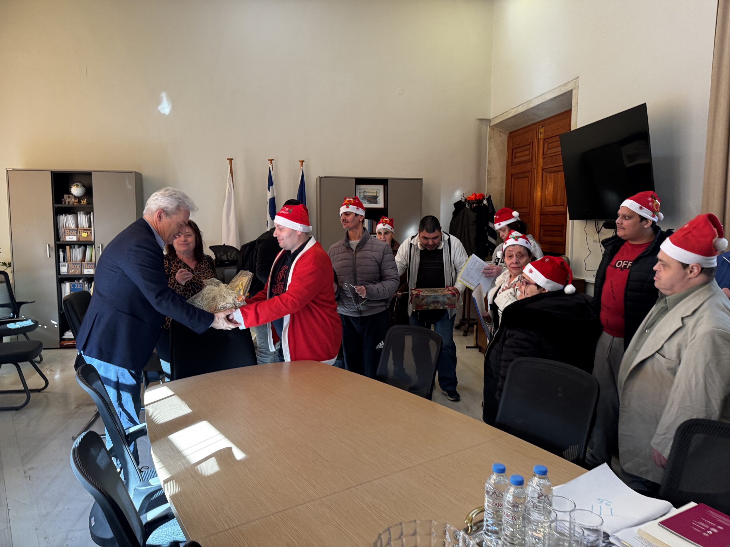 Ευχές και κάλαντα στο Δήμαρχο Ηρακλείου από τα μέλη του Κέντρου Ειδικών Παιδιών «Άγιος Σπυρίδων»