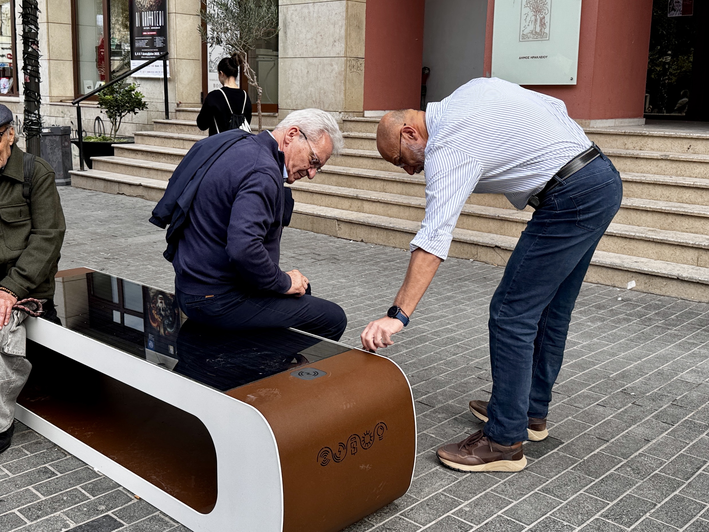 Ηράκλειο: Που τοποθετήθηκαν τα 18 νέα «έξυπνα» ηλιακά παγκάκια