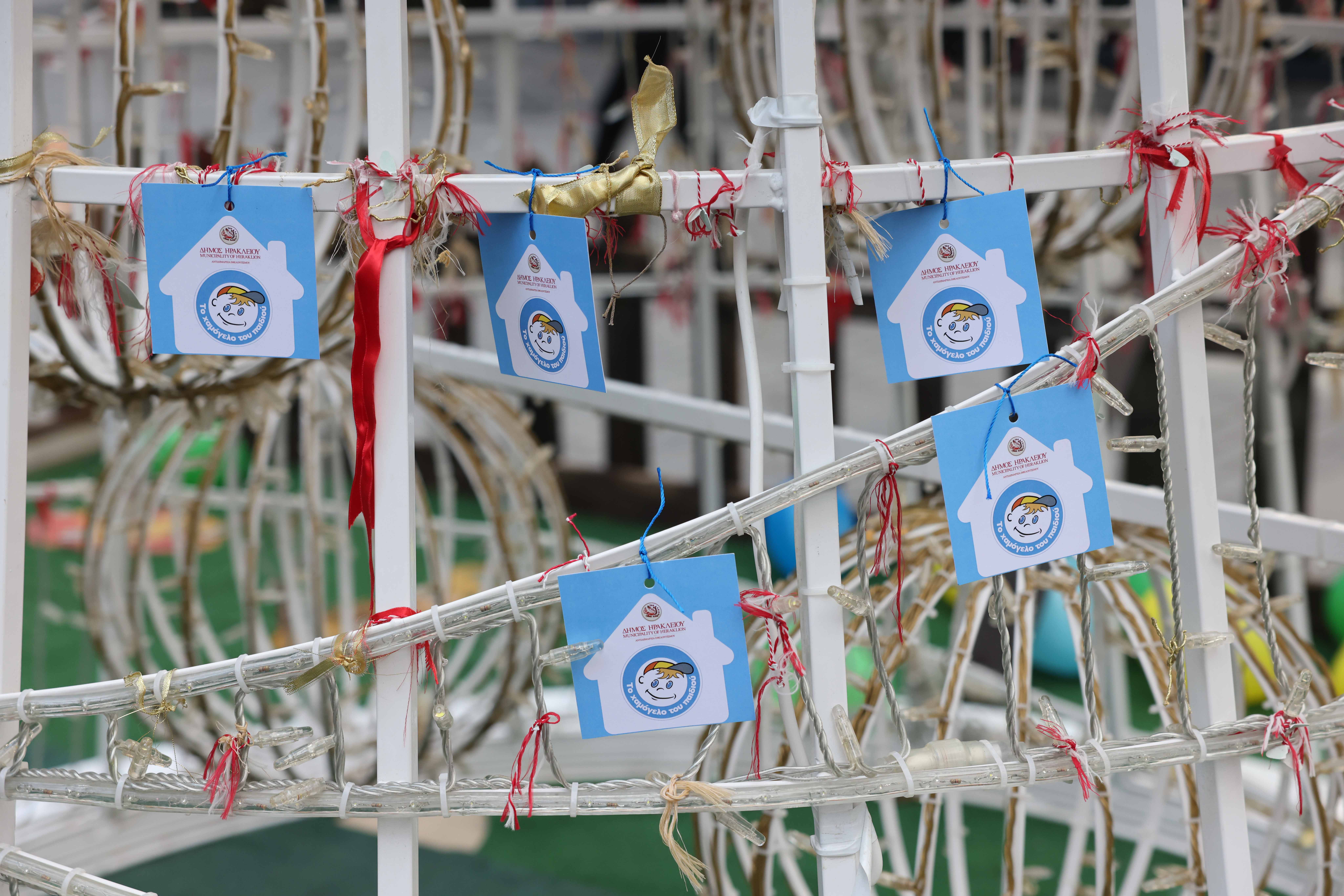 Ζεστασιά και χαμόγελα στην εκδήλωση «Ένα Δέντρο Γεμάτο Παιδικά Χαμόγελα» του Δ.Ηρακλείου