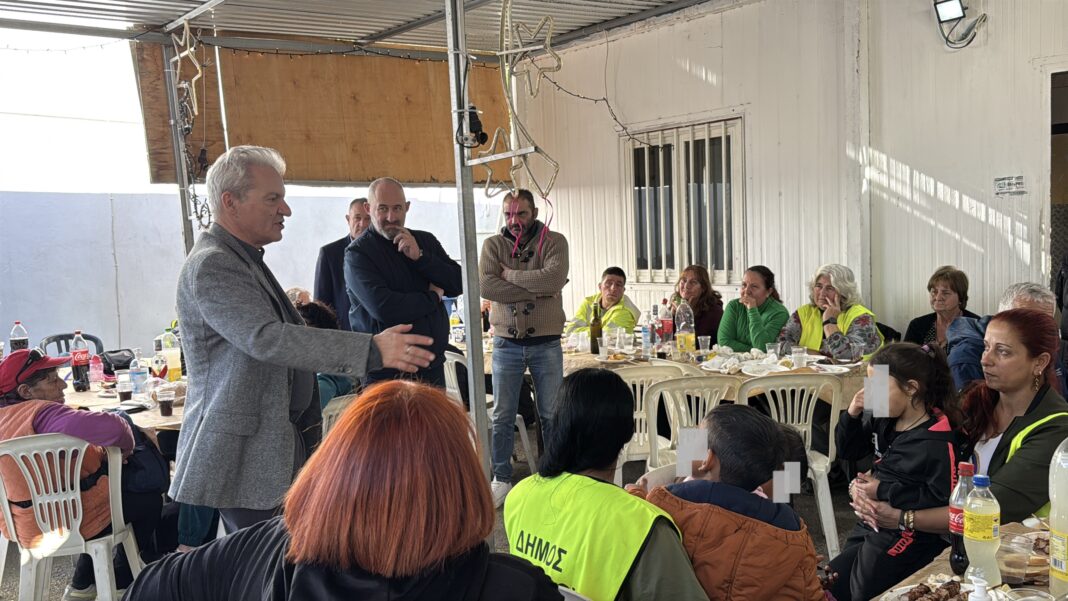 Παραμονή Χριστουγέννων μαζί με τους εργαζομένους στο οδοκαθαρισμό ο Δήμαρχος Ηρακλείου