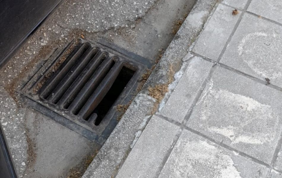 Μοίρες: Σοβαρός τραυματισμός πεζού – Το πόδι του «σφήνωσε» σε σπασμένο φρεάτιο (φωτογραφίες)