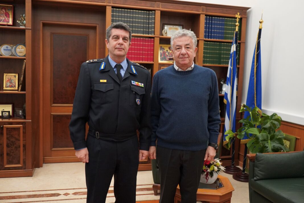 Συνάντηση του Σταύρου Αρναουτάκη με το νέο Διοικητή Πυροσβεστικών Υπηρεσιών Κρήτης Ξενοφώντα Τσιλιμιγκάκη