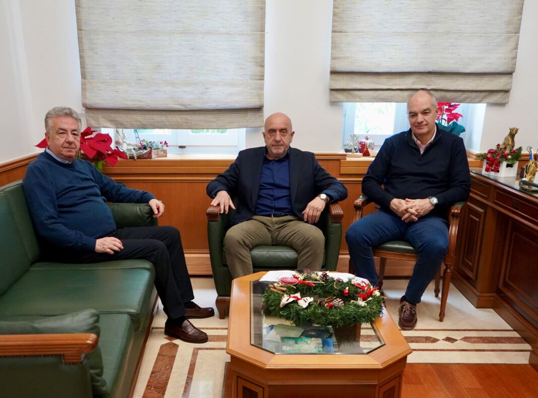 Συνάντηση του Περιφερειάρχη Κρήτης με τον Δήμαρχο Σφακίων