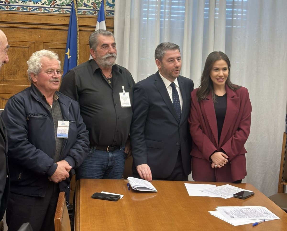 Στο πλευρό παραγωγών κι εμπόρων λαϊκών αγορών η Ελένη Βατσινά – Συνάντηση στην Αθήνα, υπό τον πρόεδρο του ΠΑΣΟΚ