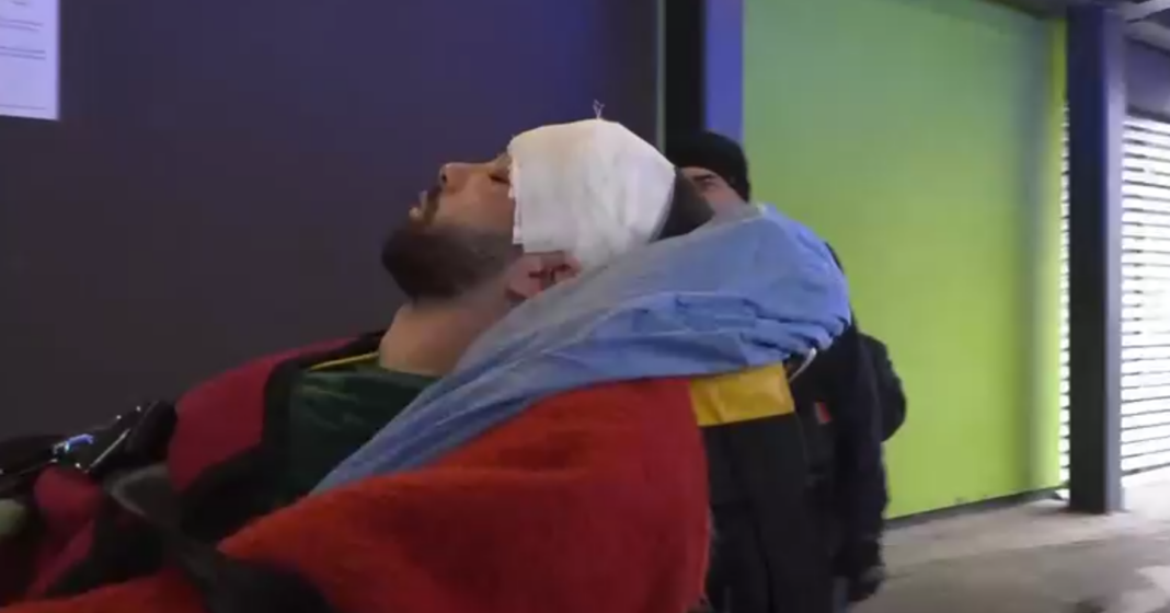 Αεροπλάνο του ΕΚΑΒ παραλαμβάνει τους τραυματίες οπαδούς του ΠΑΟΚ – Οι πρώτες εικόνες