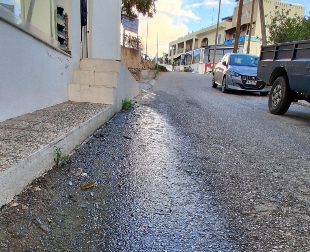 Σοβαρές ζημιές σε σπίτια από συνεχή διαρροή νερού εδώ και έναν χρόνο σε γειτονιά στον Άγιο Νικόλαο