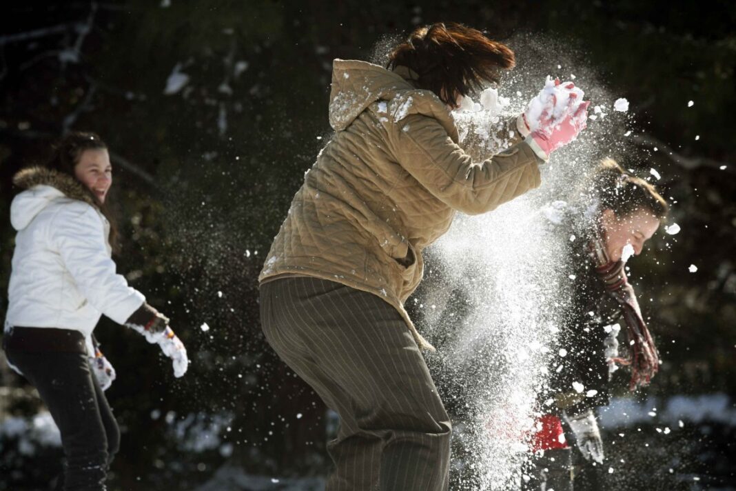 Νεαροί επιτέθηκαν σε άνδρα που τους έκανε παρατήρηση γιατί πετούσαν χιονόμπαλες – Ο 60χρονος πέθανε