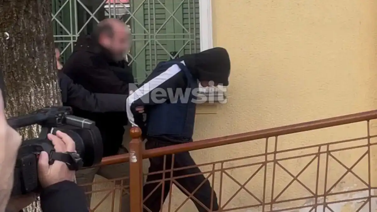 Σέρρες: «Ελπίζω να είναι ψέματα ότι τον μαστίγωσαν με ηλεκτρικό καλώδιο» λέει η μητέρα του 15χρονου δράστη που ξυλοφορτώθηκε μέσα στις φυλακές