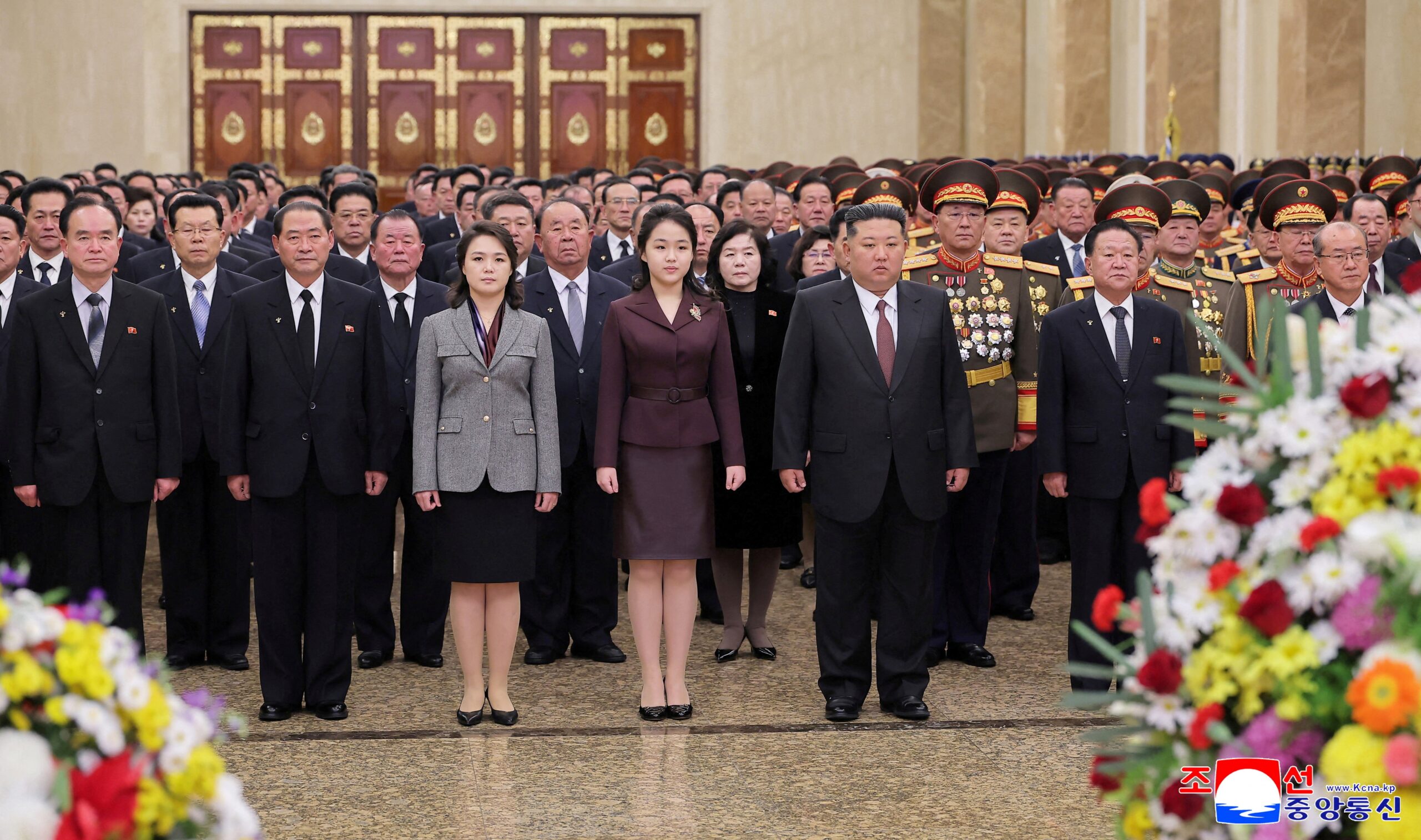 Η έφηβη κόρη του Κιμ Γιονγκ Ουν στην πρώτη της επίσημη επίσκεψη στο οικογενειακό μαυσωλείο