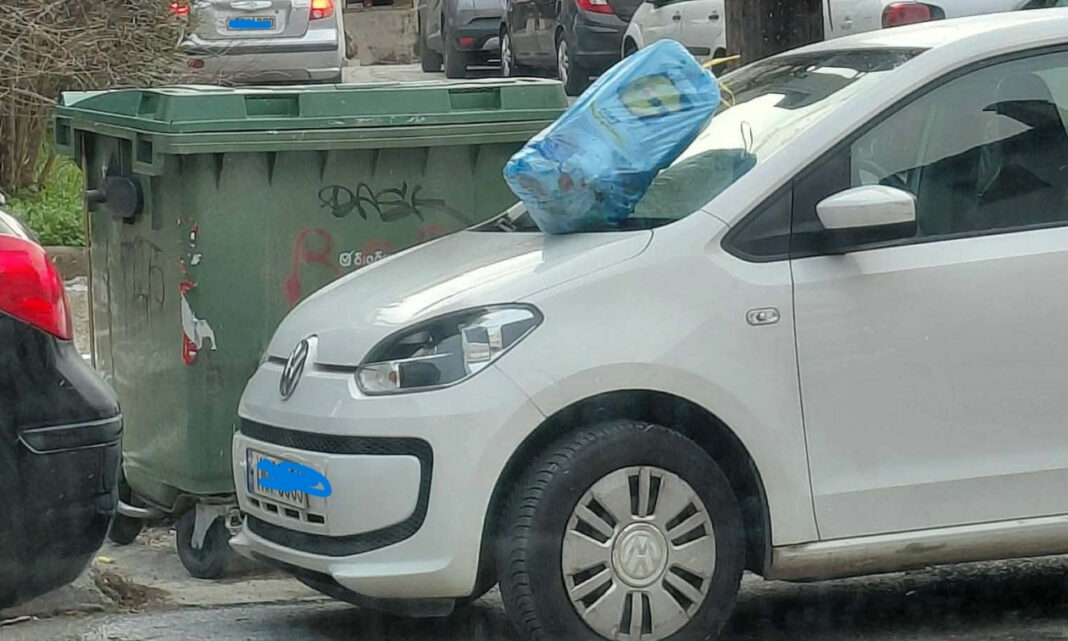 Πάρκαρε μπροστά σε κάδο απορριμμάτων και του πέταξαν τα σκουπίδια στο αυτοκίνητο
