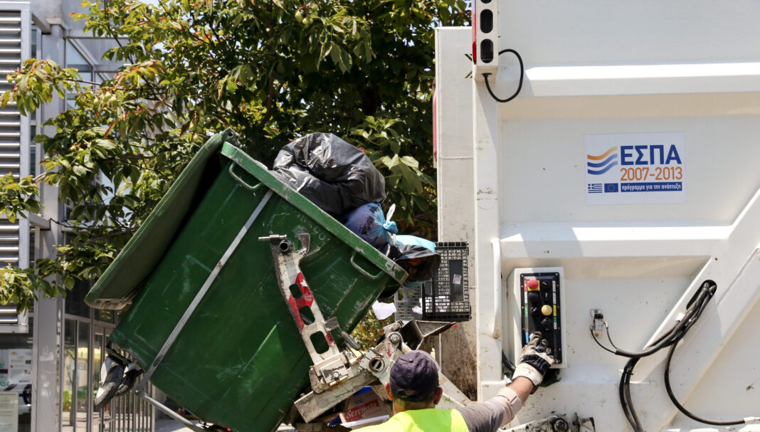 Καταγγελία από τον Κώστα Βαρδαβά: Η ΔΕΠΑΝΑΛ διαθέτει εδώ και μήνες οδηγούς και φορτηγά για την αποκομιδή των σκουπιδιών!
