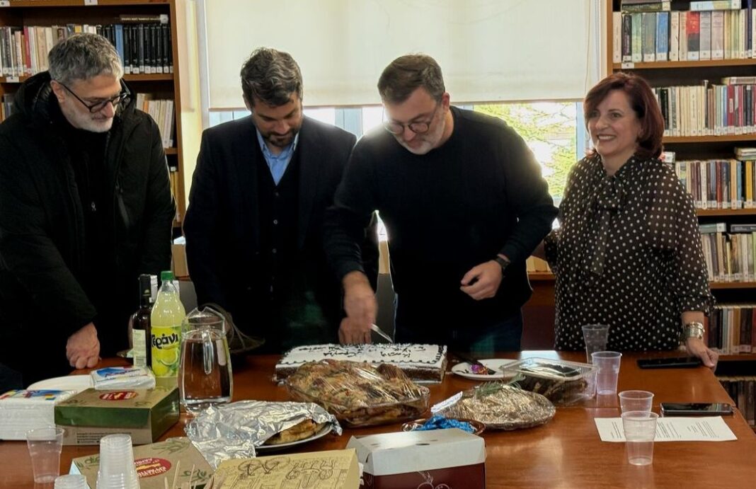 Παρουσία Σημανδηράκη η κοπή της πρωτοχρονιάτικης πίτας στη Δημοτική Βιβλιοθήκη Χανίων