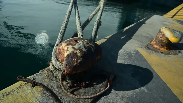 Ταλαιπωρία για επιβάτες στα λιμάνια: Δεμένα τα πλοία στον Πειραιά χωρίς επίσημο απαγορευτικό