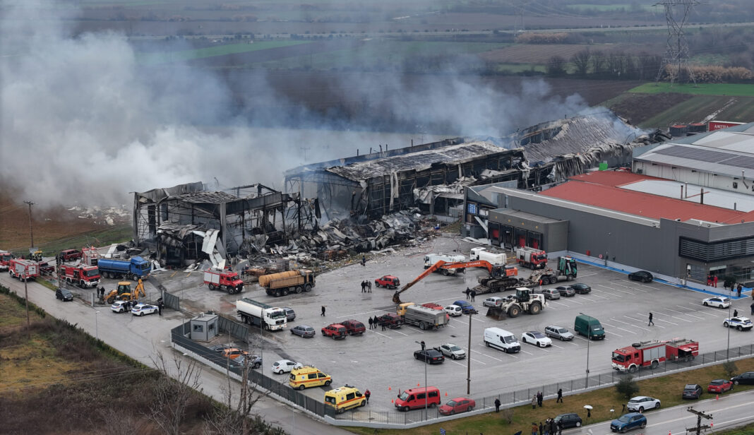 Έκρηξη στη βιομηχανία «Βιολάντα»: Τα σενάρια που εξετάζονται – Διαρροή αερίου, σπινθήρας ή κάτι άλλο;