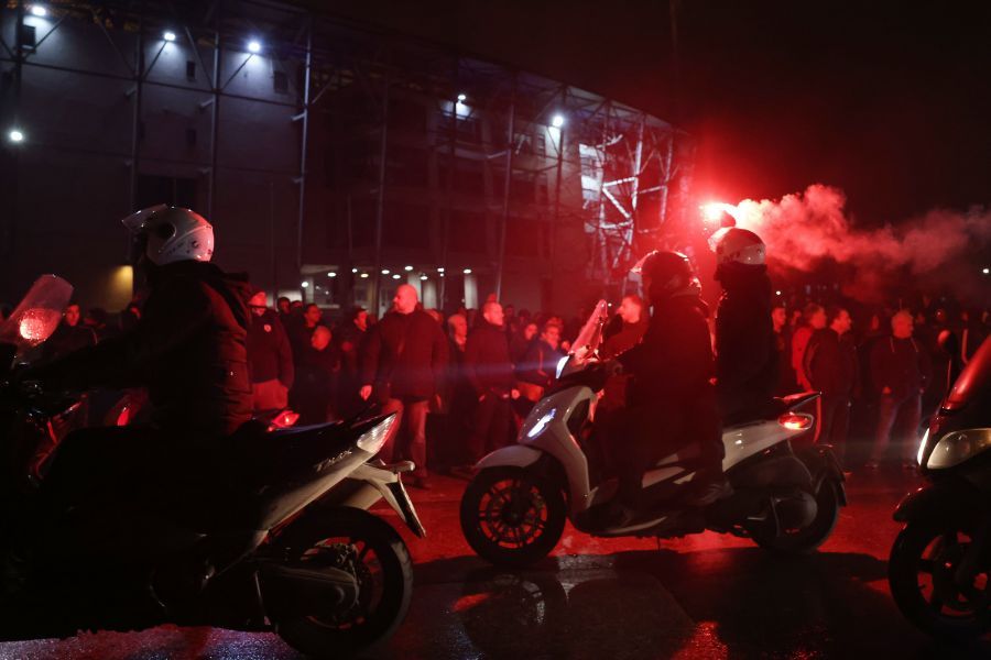 Με συνθήματα και καπνογόνα ο λαός του ΠΑΟΚ είπε «αντίο» στους 7 οπαδούς – Σήμερα και το Σάββατο οι κηδείες
