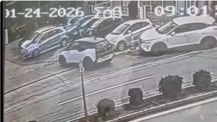 Βίντεο από τη στιγμή της παράσυρσης της υπαλλήλου έξω από τα ΕΛΤΑ Βριλησσίων