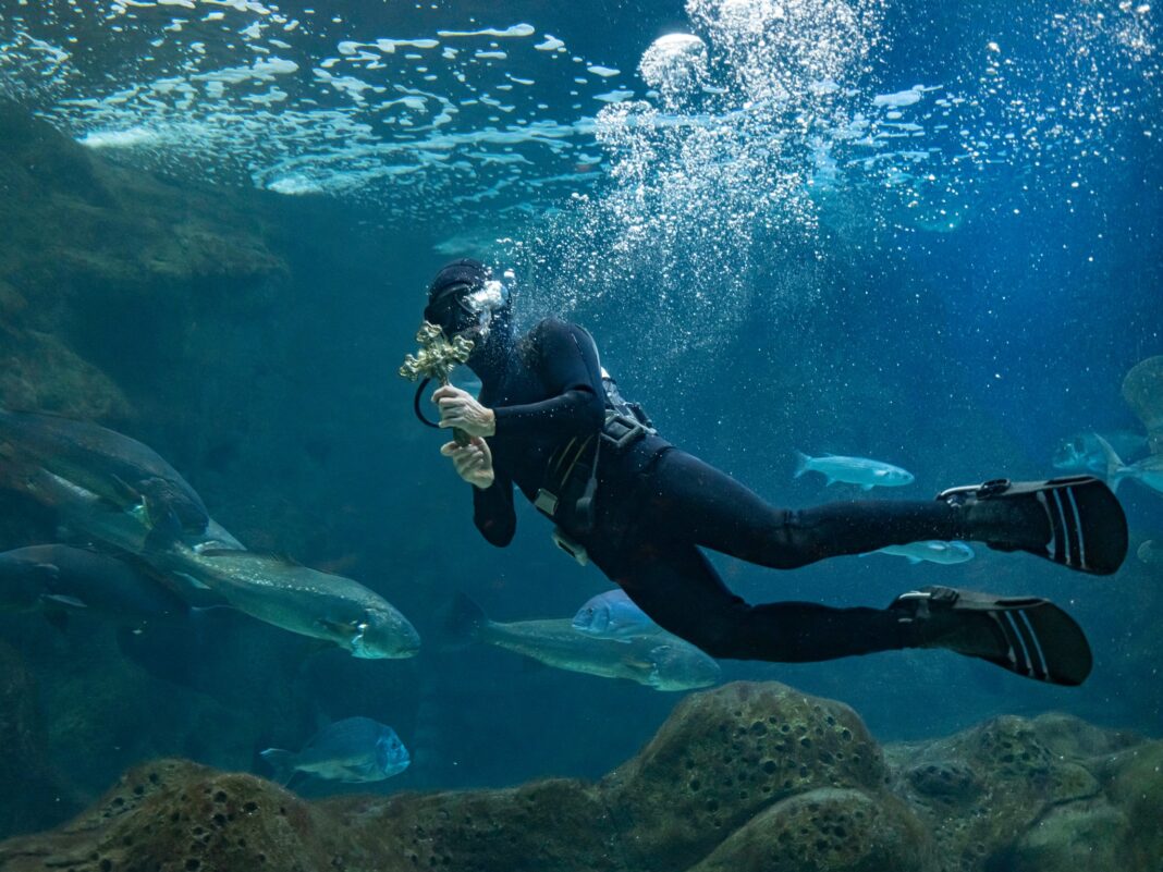 Μήνυμα πίστης στα νερά του Ενυδρείου Κρήτης