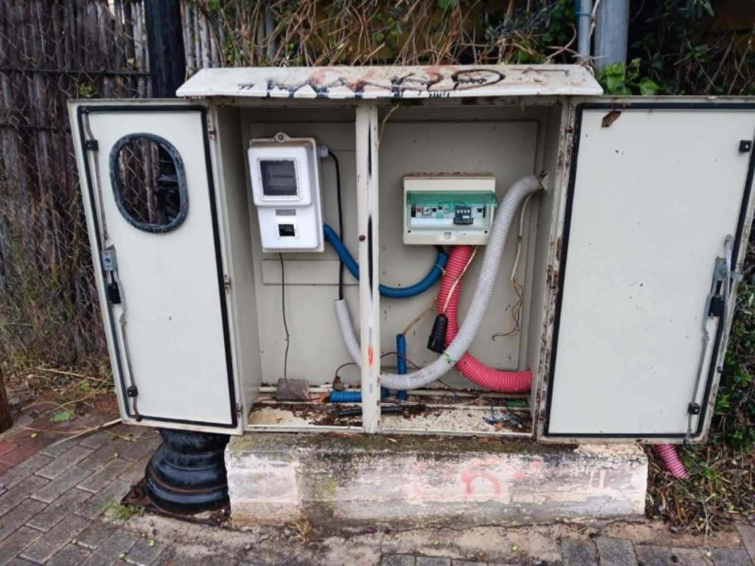 Χανιά: Τρεις ανήλικοι έσπασαν KAΦΑΟ και «βύθισαν» στο σκοτάδι την Αγία Μαρίνα