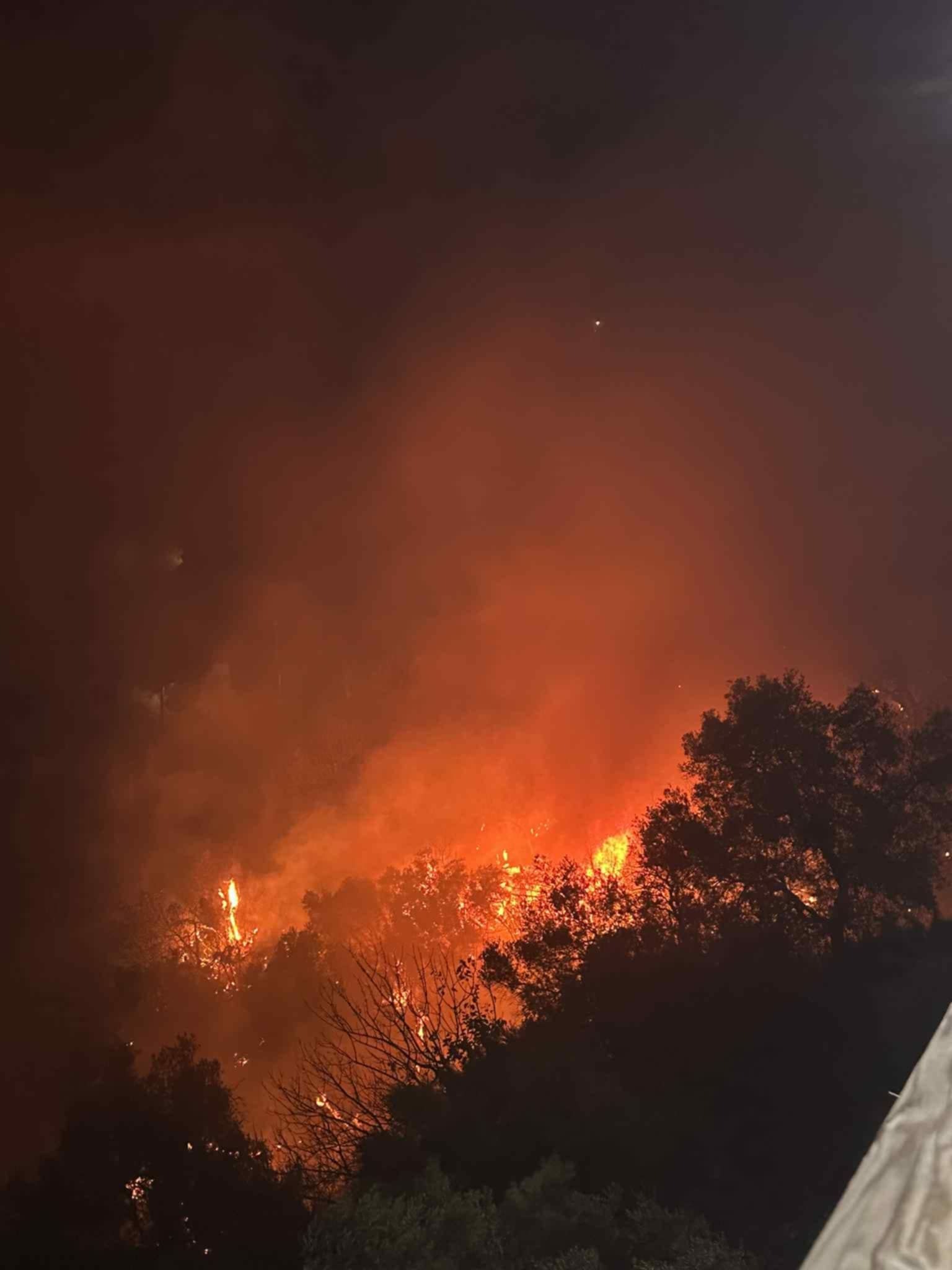 Μεγάλη φωτιά κοντά στο Έλος Κισσάμου – Στις αυλές σπιτιών οι φλόγες