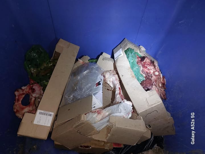 Ρέθυμνο: Βαρύ προστιμο σε επιχειρηματία που πέταξε ωμά κρέατα σε κάδο ανακύκλωσης