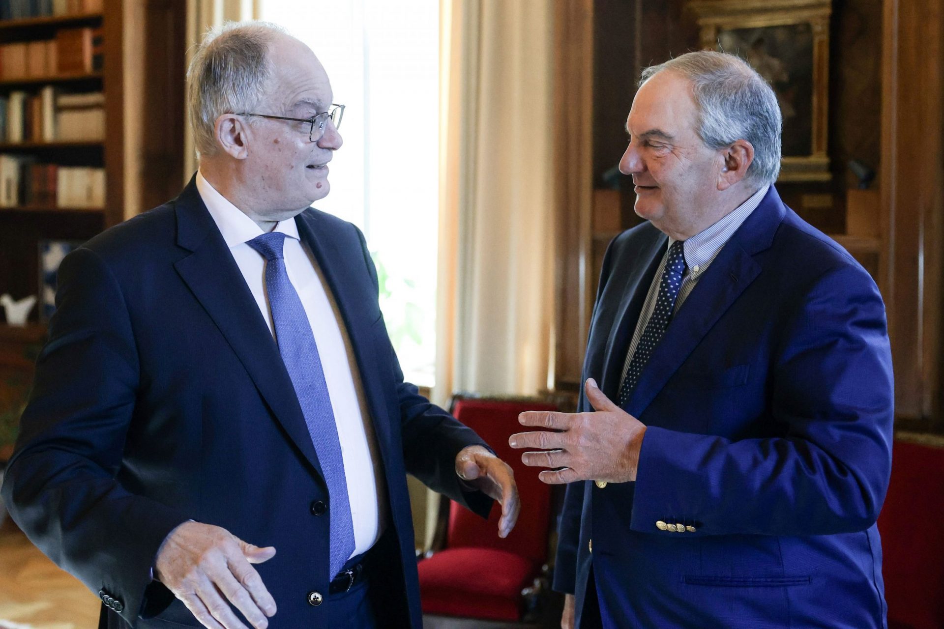 Ο Τασούλας βλέπει τους πρώην με τις…ευλογίες Μητσοτάκη