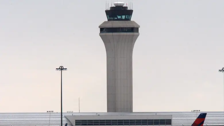 Αυτοκίνητο προσέκρουσε σε γκισέ εισιτηρίων στο αεροδρόμιο του Ντιτρόιτ – Έξι τραυματίες