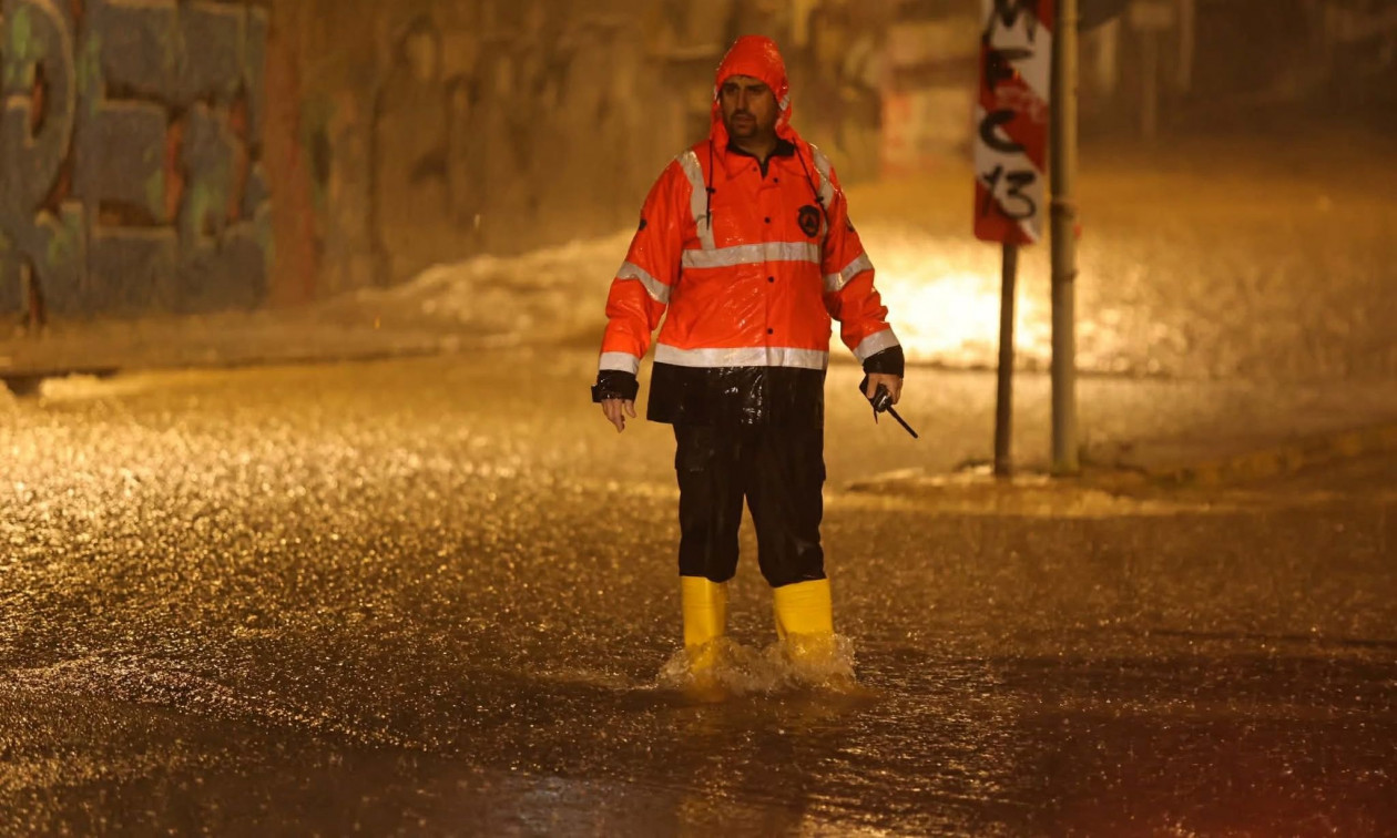 Χάος στην Αττική από την κακοκαιρία: «Φούσκωσαν» ποτάμια πλημμύρισαν δρόμοι – 112 για εκκενώσεις
