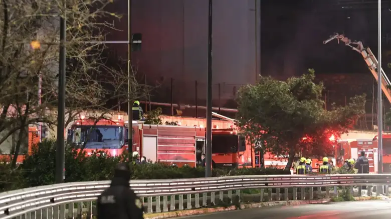 Φωτιά στο Πέραμα: Διαρροή καυσίμων δείχνουν τα πρώτα στοιχεία – Ολονύχτια μάχη με τις φλόγες