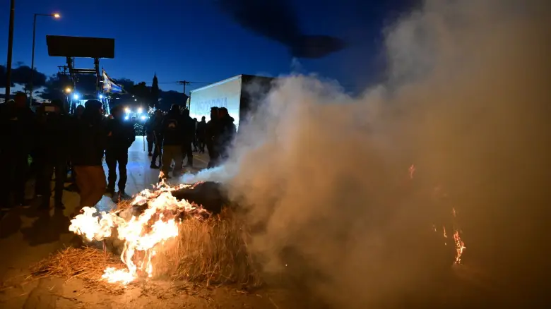 Ένταση στο μπλόκο της Θήβας μεταξύ αγροτών και Αστυνομίας – Άναψαν φωτιά σε άχυρα