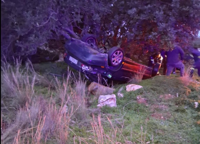 Ιεράπετρα: Στο νοσοκομείο μητέρα με τα δύο παιδιά της μετά από ανατροπή ΙΧ (εικόνες)