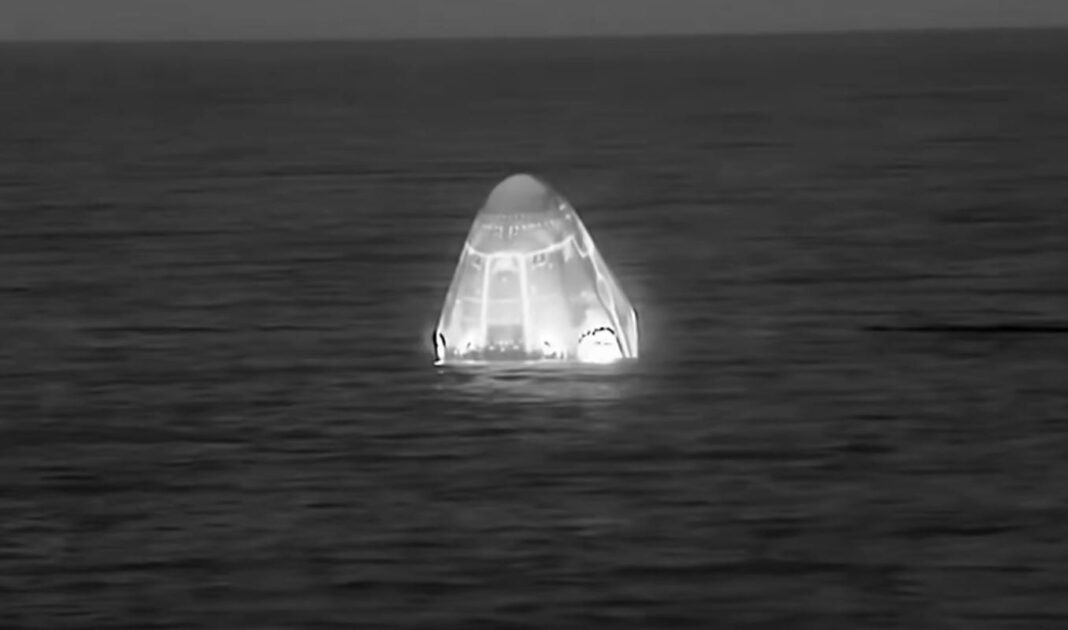 Επέστρεψε στη Γη το πλήρωμα της NASA μετά το πρωτοφανές ιατρικό απρόοπτο στον ISS