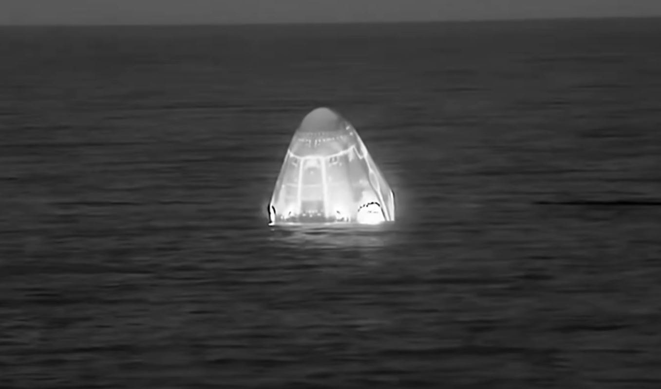 Επέστρεψε στη Γη το πλήρωμα της NASA μετά το πρωτοφανές ιατρικό απρόοπτο στον ISS