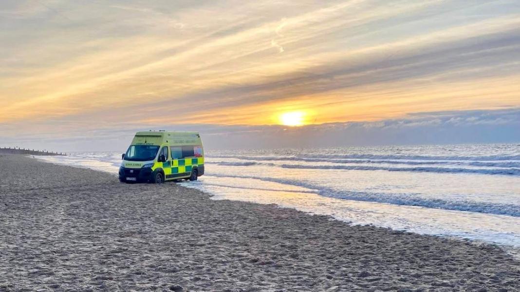 Διάσωση με… απρόοπτα: Ασθενοφόρο κόλλησε στην άμμο με τον ασθενή μέσα