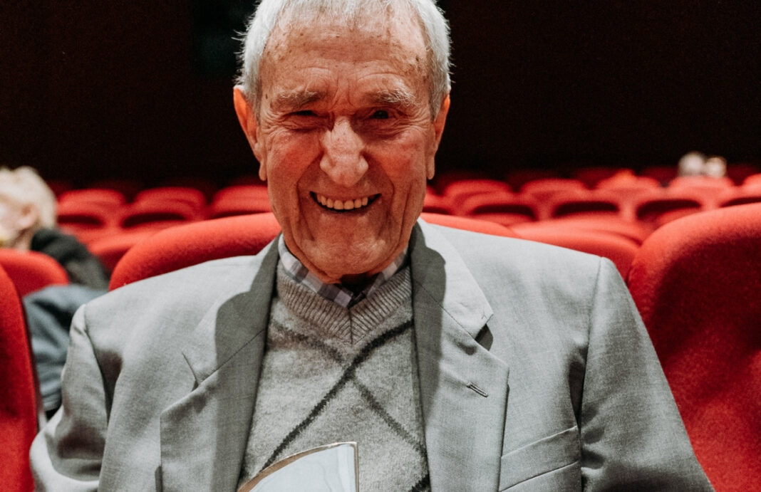 Το συγκινητικό βίντεο της Φίνος Φιλμ για τον Γιάννη Βογιατζή που κλείνει τα 100!