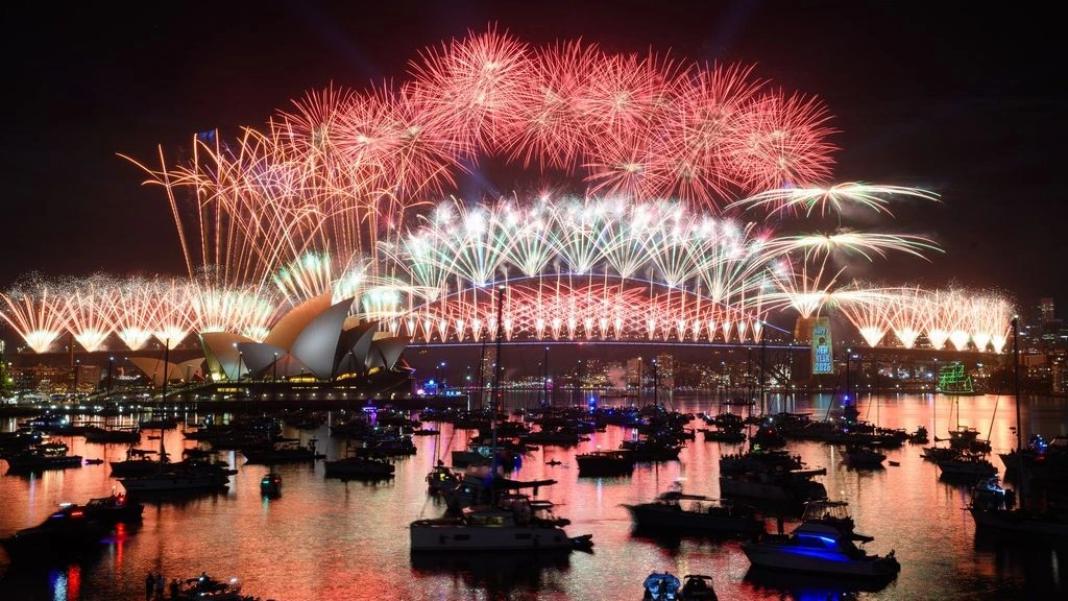 Πώς υποδέχθηκε ο πλανήτης το 2026: Πυροτεχνήματα, παγωμένες βουτιές και θεαματικά σόου – Δείτε βίντεο