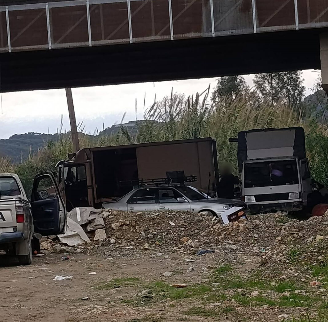 Σκουπίδια, ρύπανση και παράνομη εγκατάσταση Ρομά κάτω από γέφυρα του ΒΟΑΚ – Φωτογραφίες