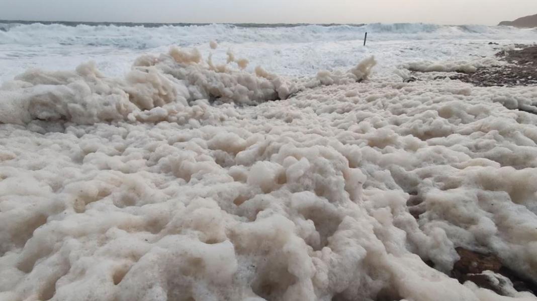 Άφρισε η θάλασσα σε παραλία της Κρήτης μετά την κακοκαιρία – Βίντεο
