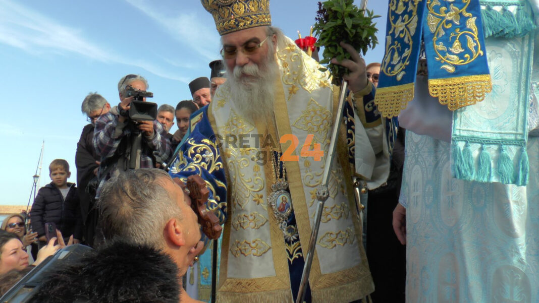 Θεοφάνια: Με λαμπρότητα ο αγιασμός των υδάτων στα Χανιά – Φωτογραφίες