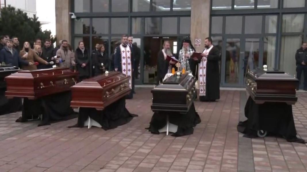 Ξεκίνησε η επιστροφή των επτά σορών – Βουβός πόνος στο τρισάγιο στη Ρουμανία (βίντεο)