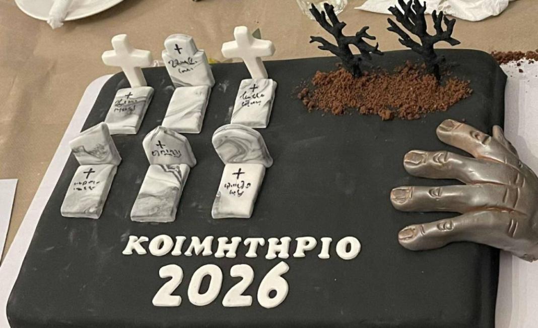 Όταν το μαύρο χιούμορ συναντά τη παράδοση: Η «θανατηφόρα» βασιλόπιτα Κοιμητηρίου που έγινε viral