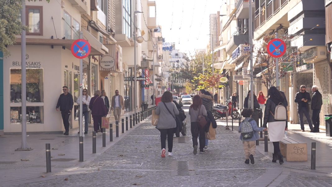 Κυριακή με εκπτώσεις: Μετρημένα… στα δάχτυλα τα ανοιχτά καταστήματα στο Ηράκλειο – Φωτογραφίες