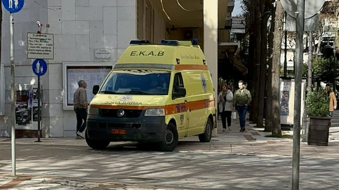 Αγρίνιο: Άνδρας εισέβαλε στο δημαρχείο, επιτέθηκε στον δήμαρχο και δάγκωσε υπάλληλο