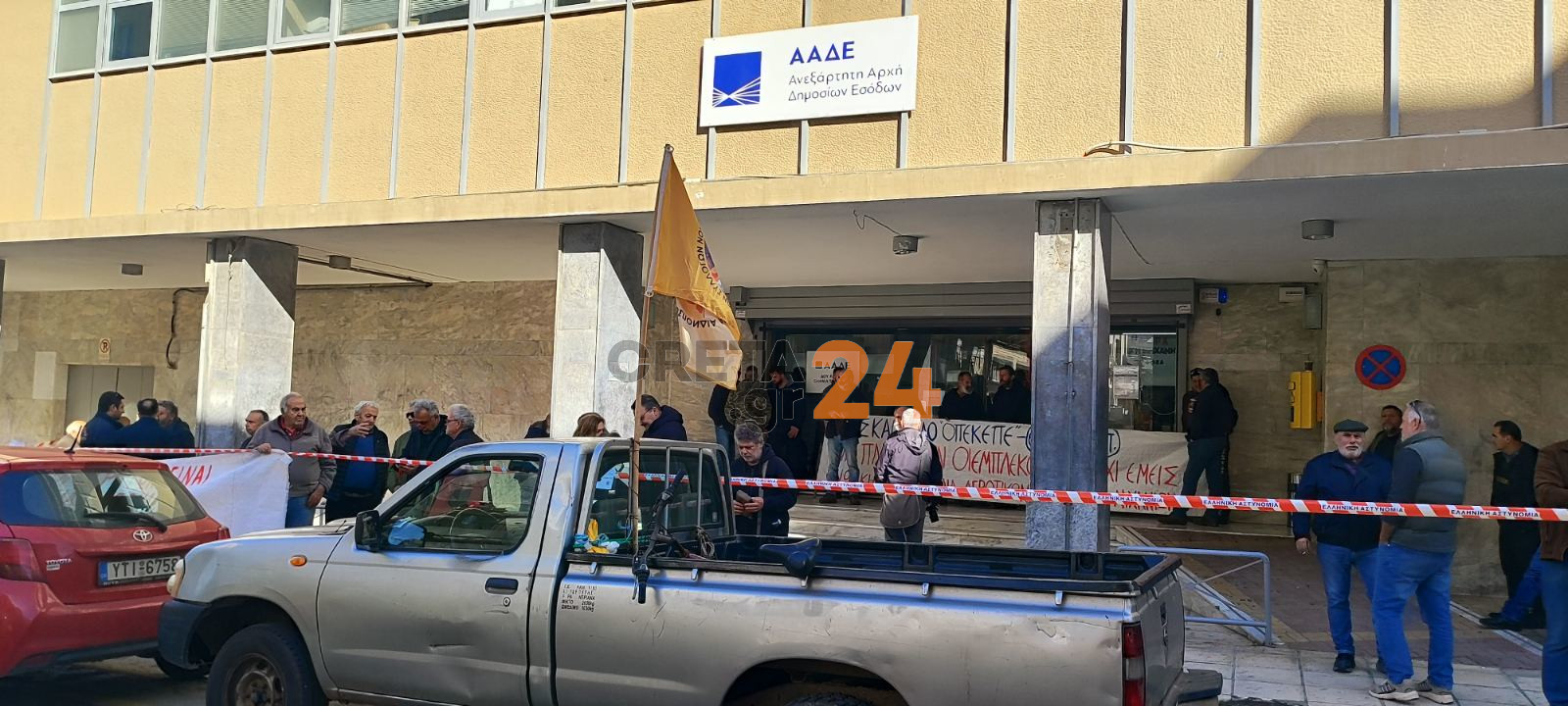 Χανιά: Απέκλεισαν την ΑΑΔΕ οι αγρότες – Φωτογραφίες